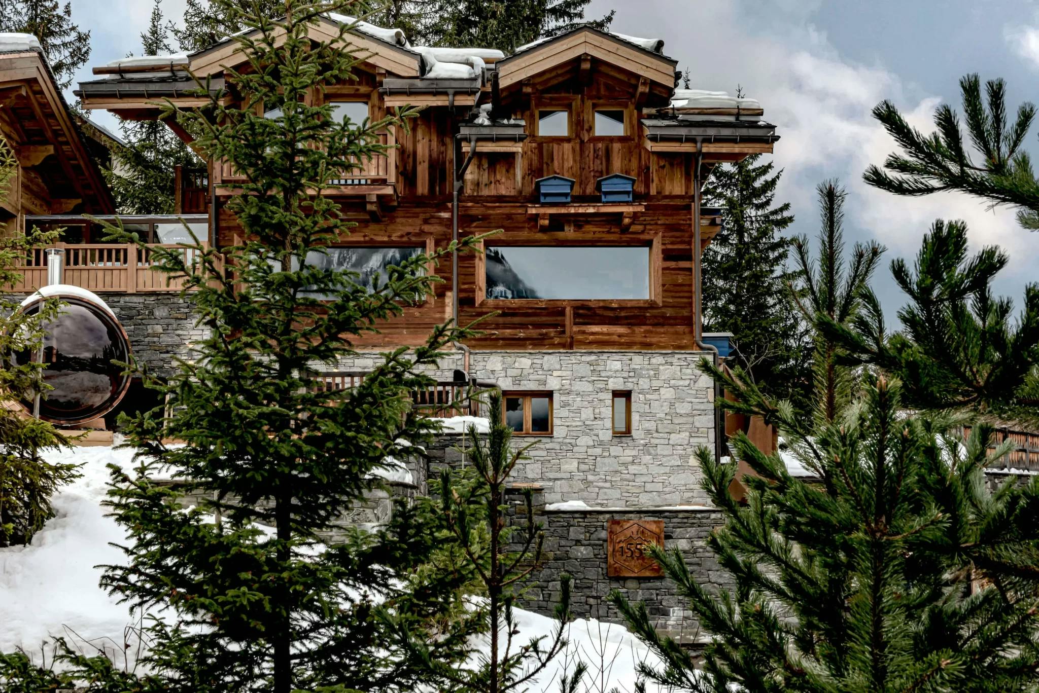The 1550 chalet, view from the outside among fir trees