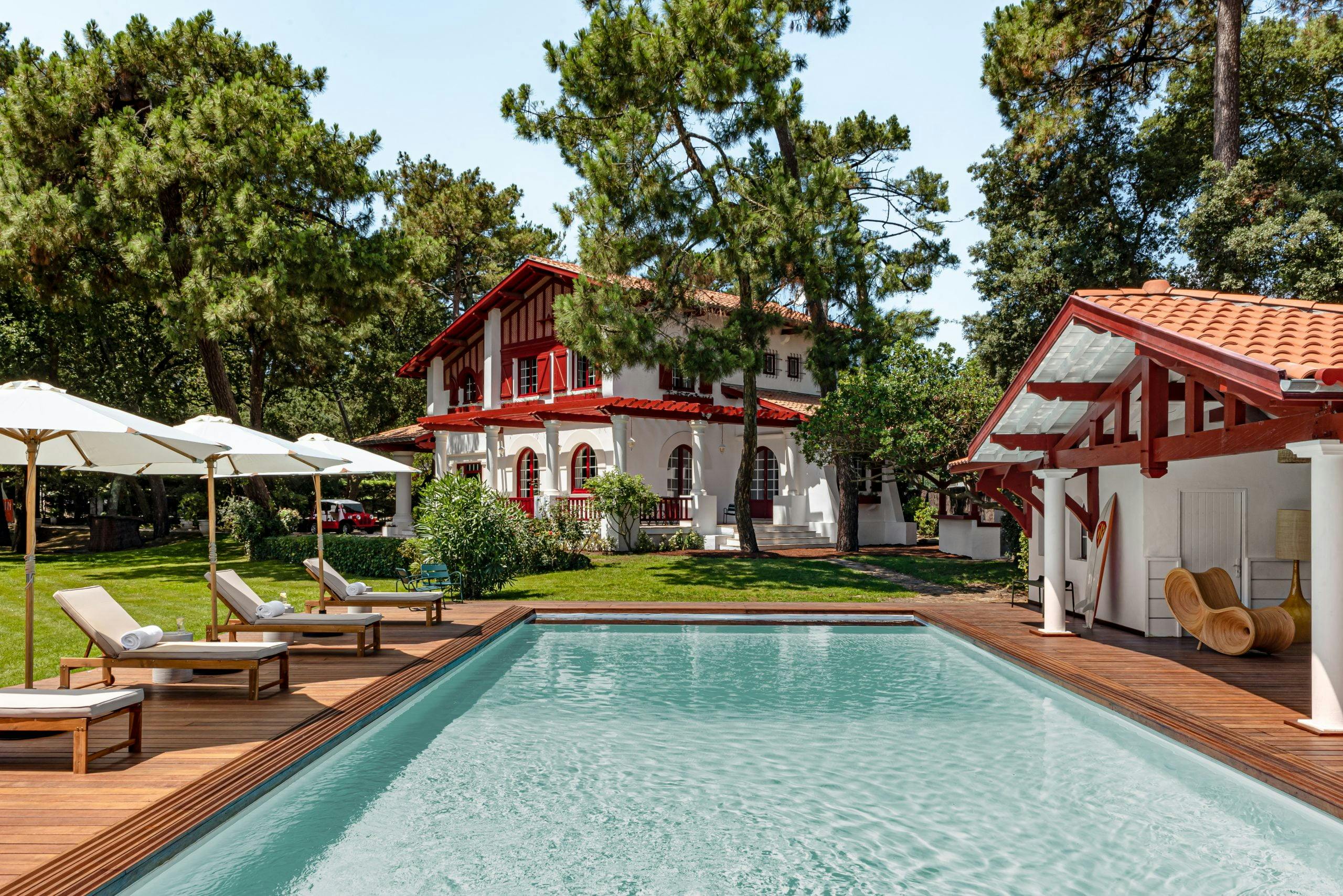 Grande vue sur la piscine, le pool-house et la maison principale aux Bords du Lac