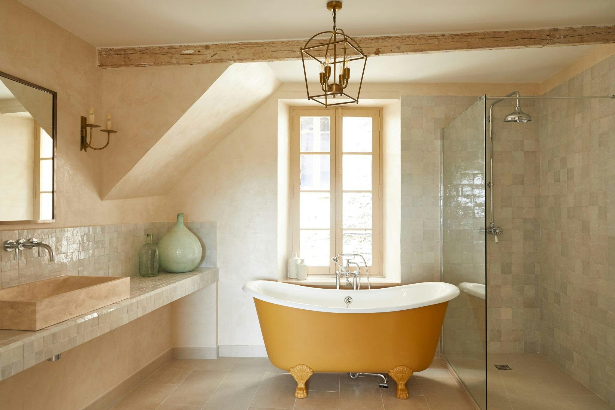 Mustard bath with view and shower in the bathroom