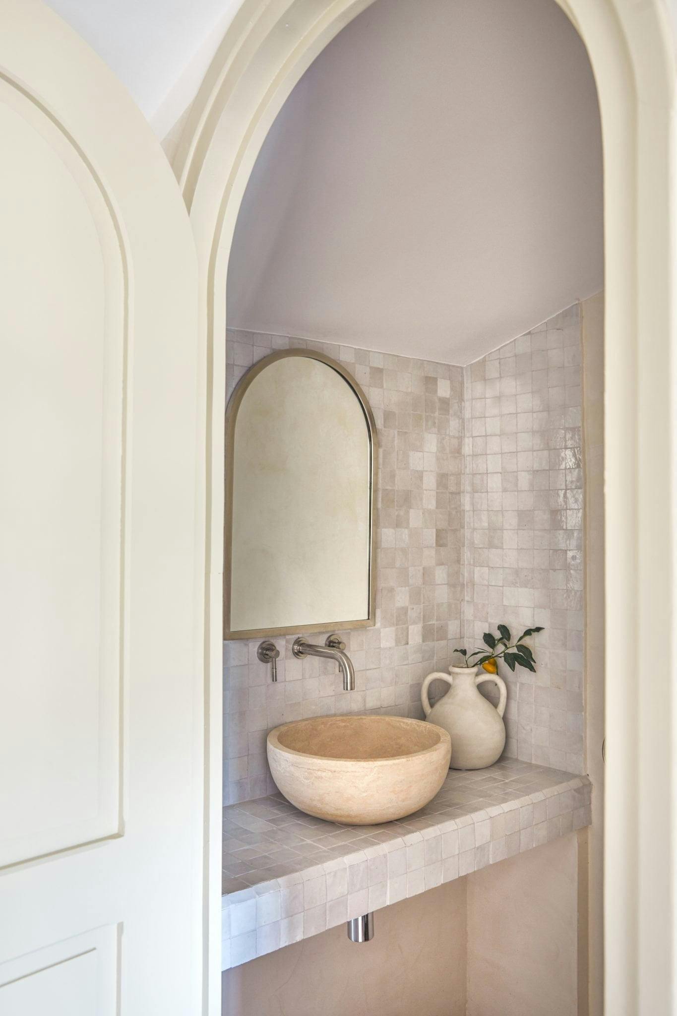 Arch opening onto the bathroom