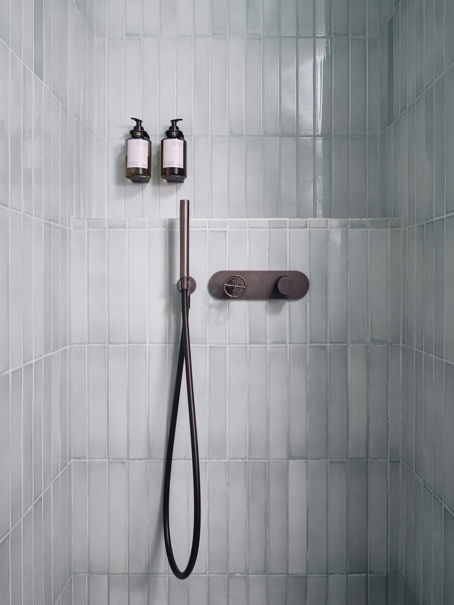 Rectangular long-tile shower in light grey
