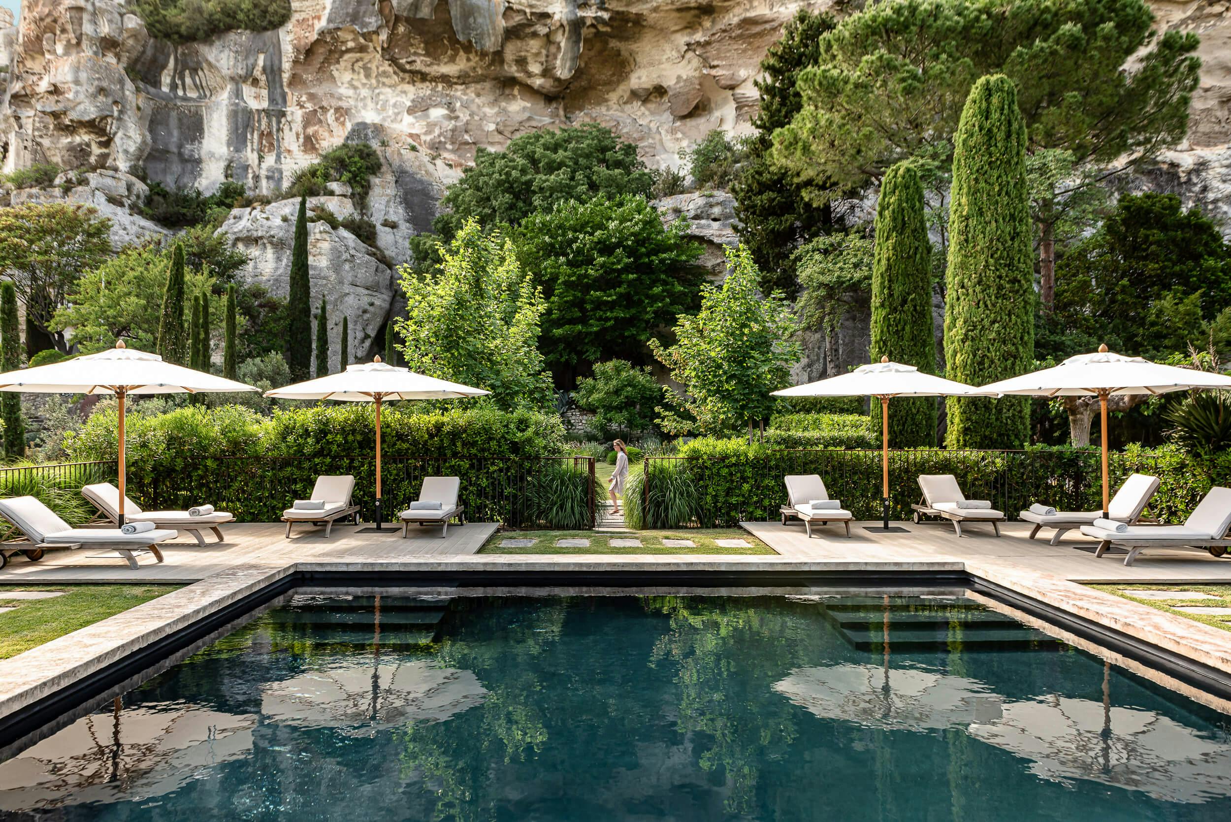 Large vue sur la piscine en contrebas des rochers