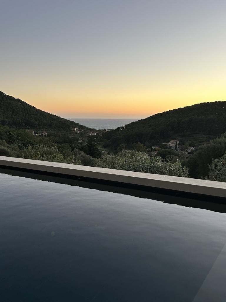 vue de la piscine sur les collines, la mer et le coucher de soleil