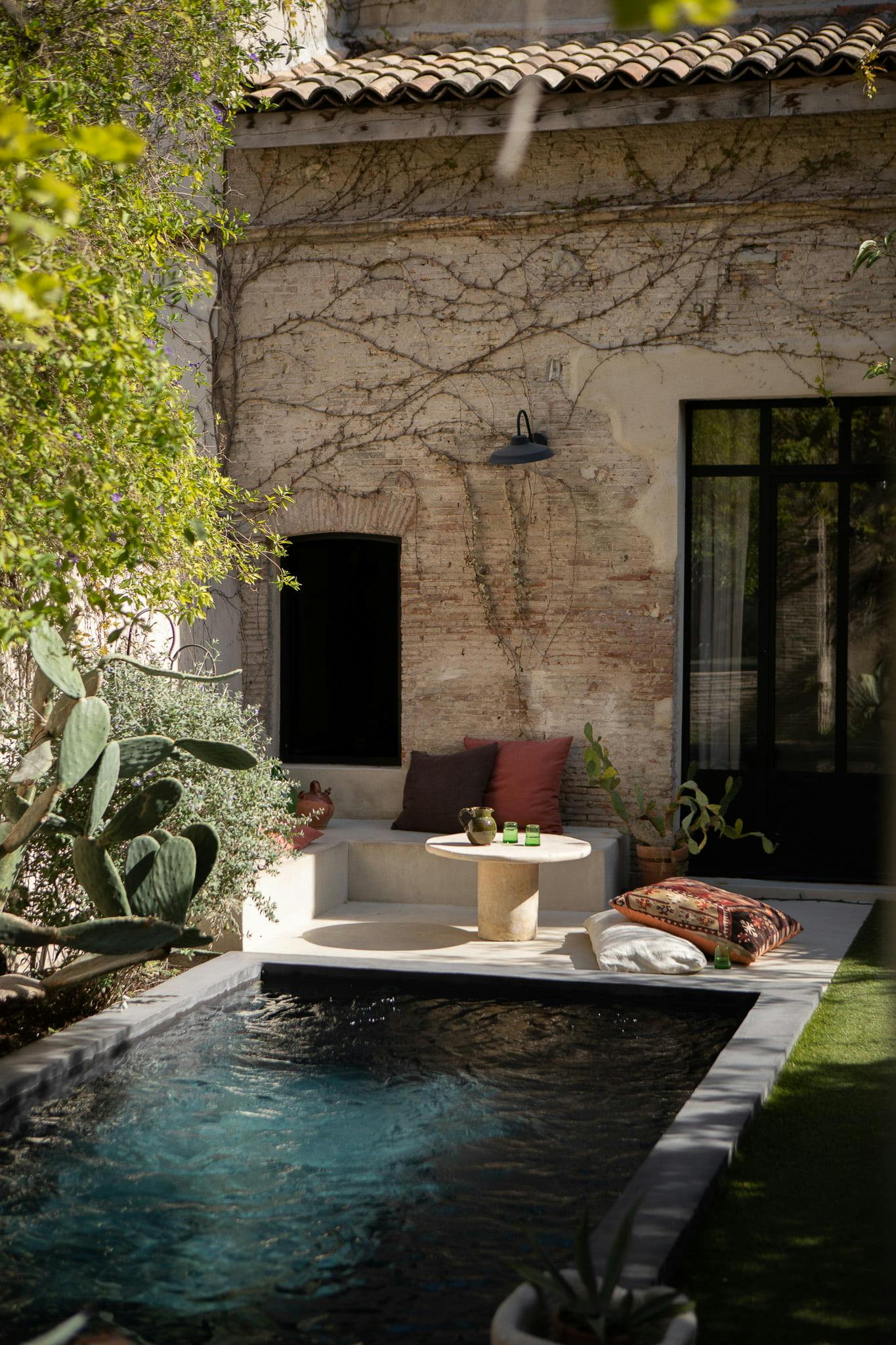 Pond or pool, call it what you will: it's a real little luxury - © Adel Fecih. 
