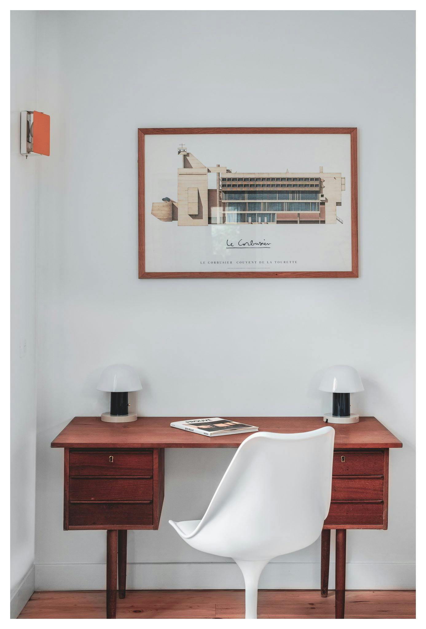 espace de travail, bureau vintage en bois et fauteuil pied tulipe