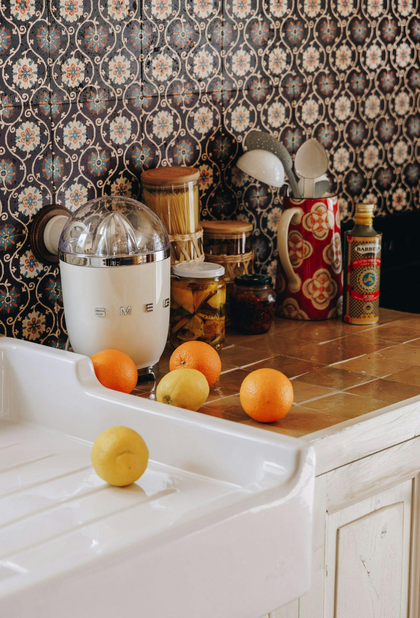 kitchen details: fruit and smeg juicer