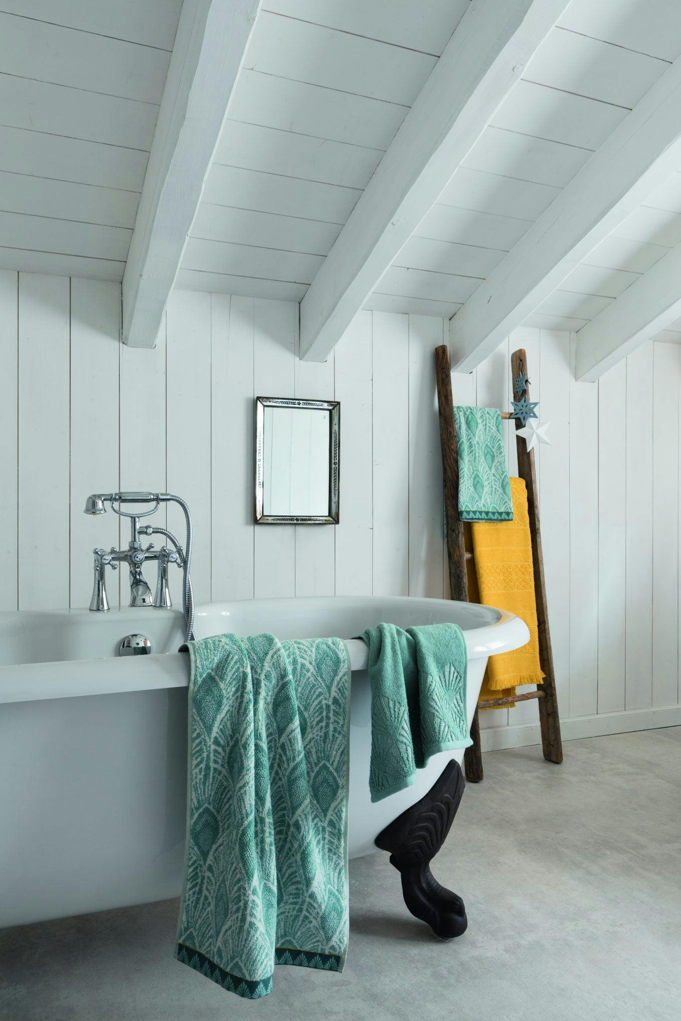 salle de bain en bois blanc avec baignoire