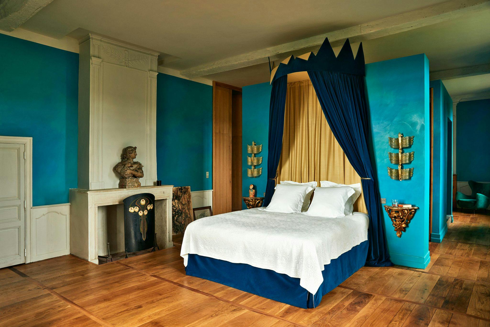 suite bleu, lit avec rideau et cheminée