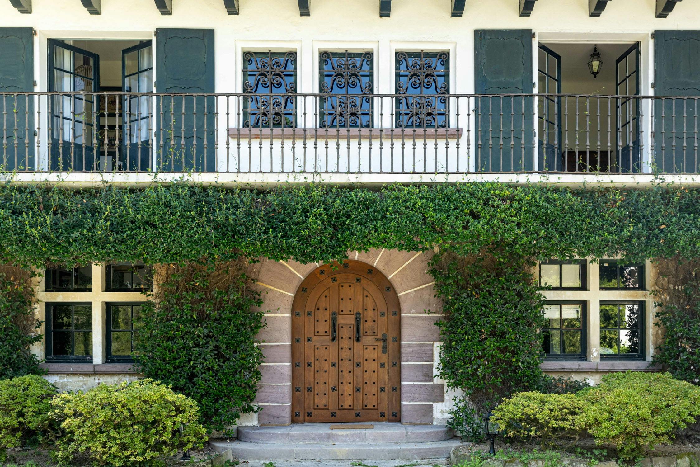 facade de la maison arborée