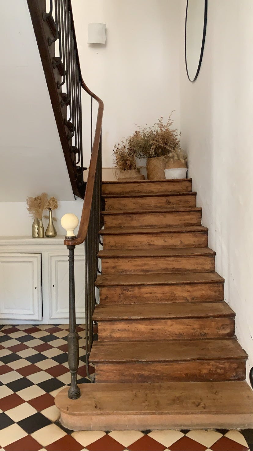 escaliers en bois pour accéder à l'étage de la maison