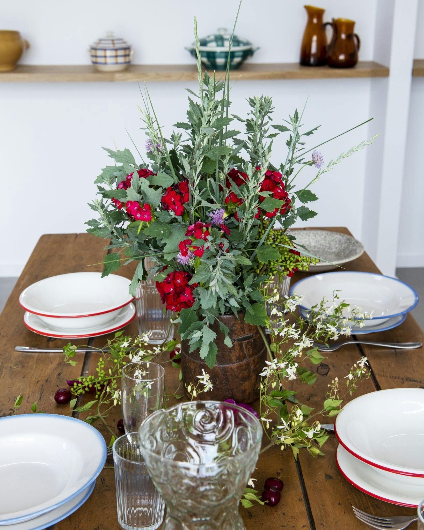 Prepared farm table in the dining room of the Atelier of Les Milles Roches with big central flower bouquet