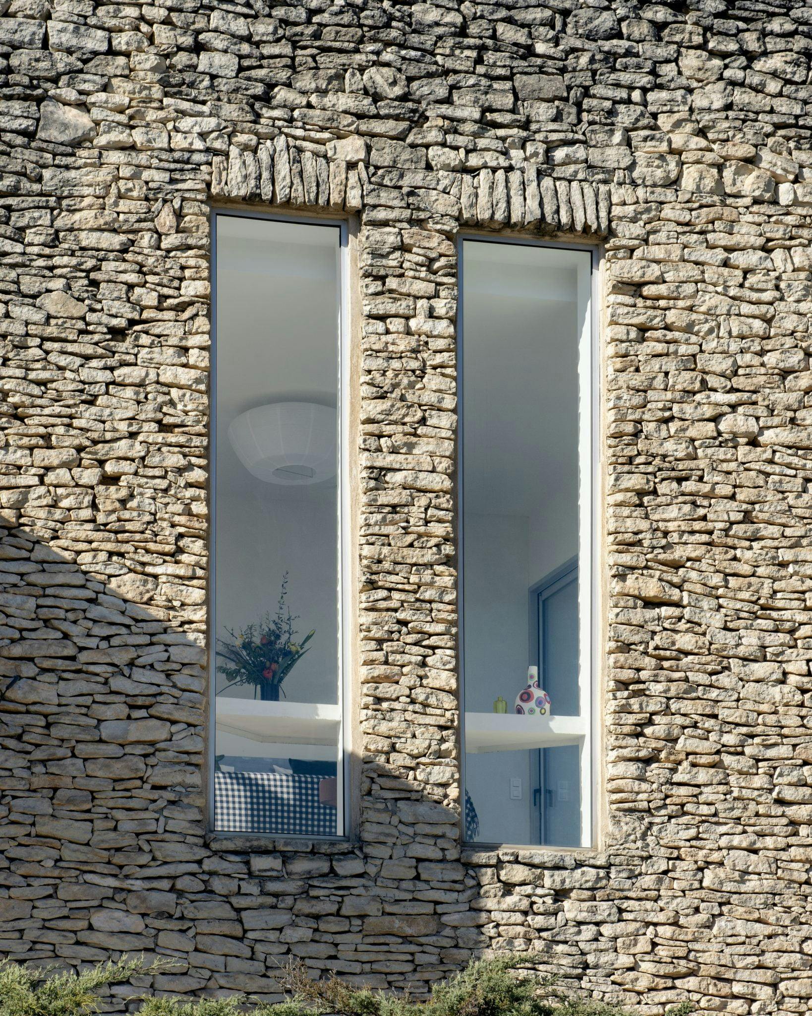 Stone house facade at Les Milles Roches © Aurore Bonami