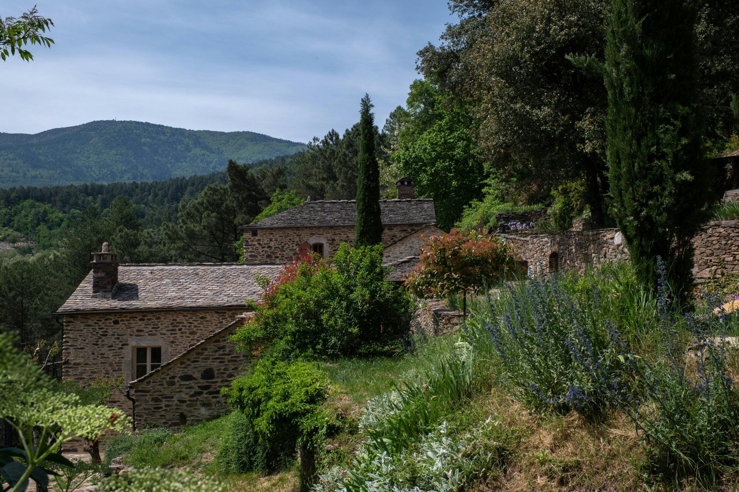 vue sur le jardin et la maison