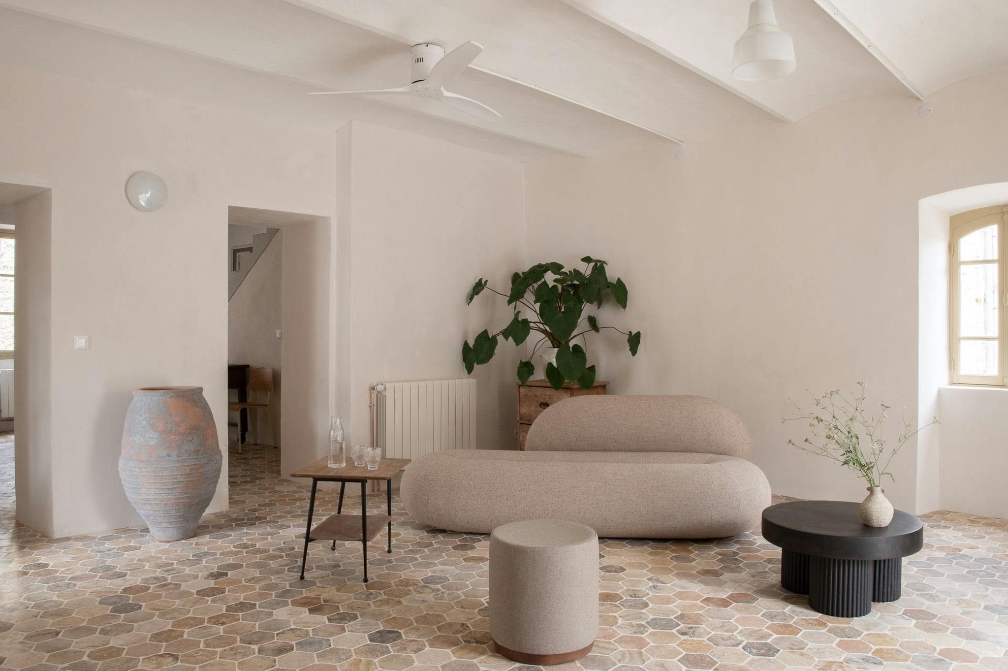 salon blanc de la maison, canapé et plante