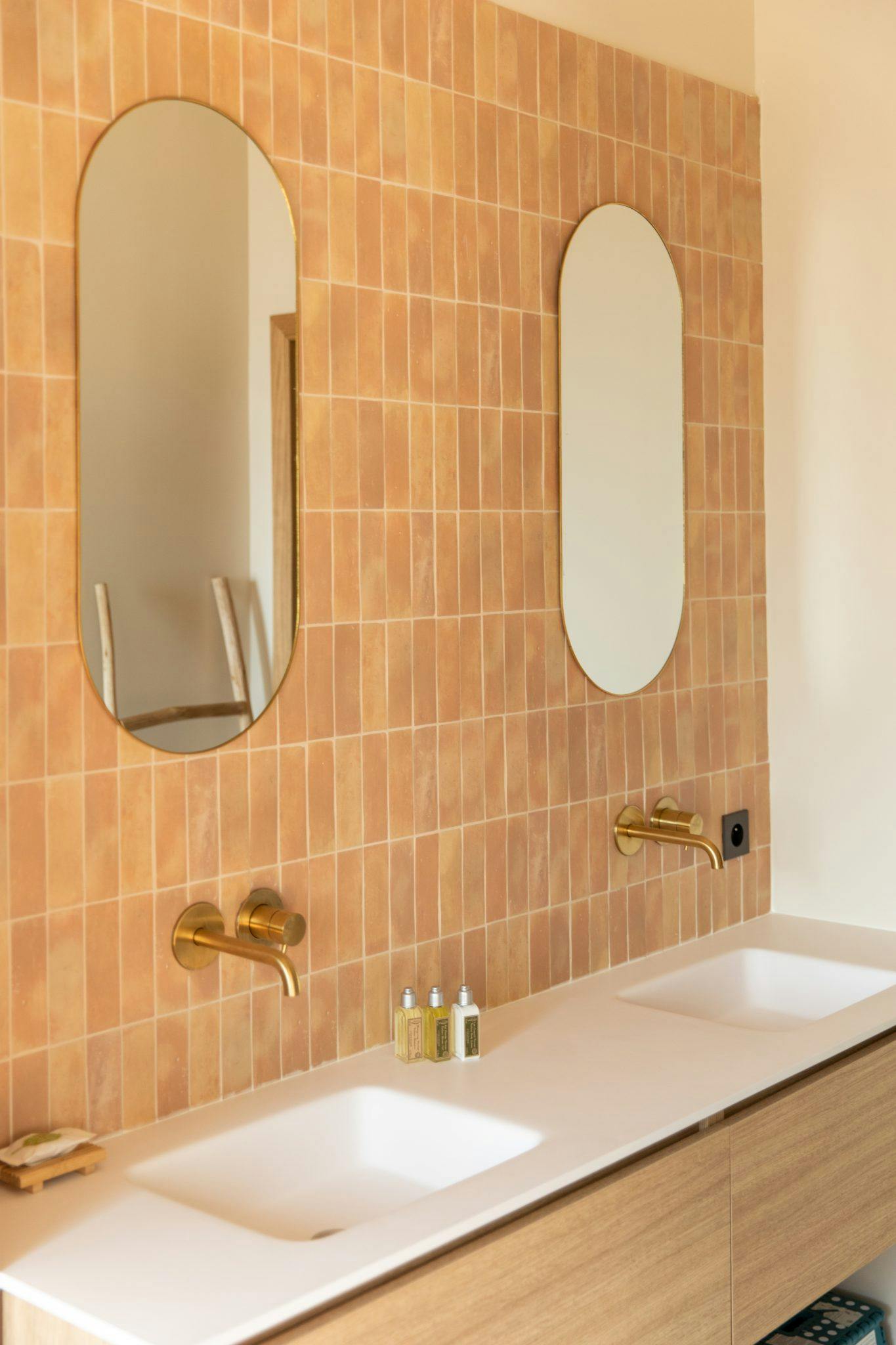bathroom with ochre tiles