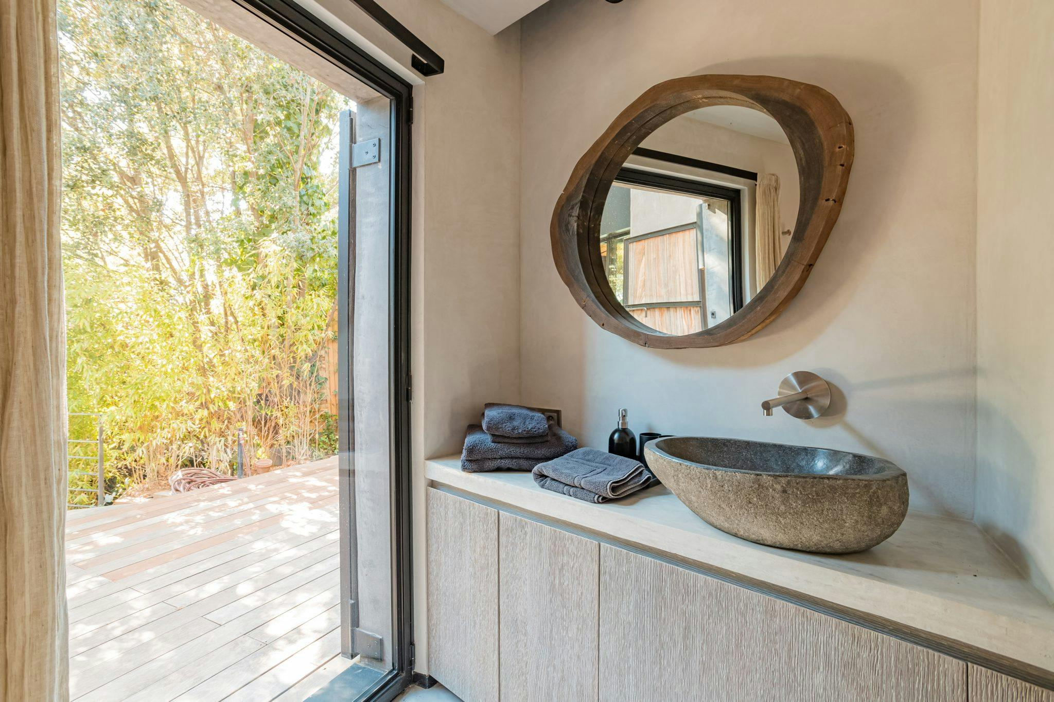 salle de bain avec vasque et miroir en bois brut