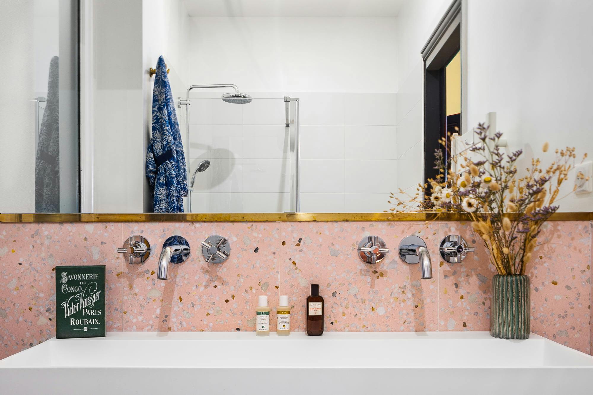 salle de bain rose avec double lavabo
