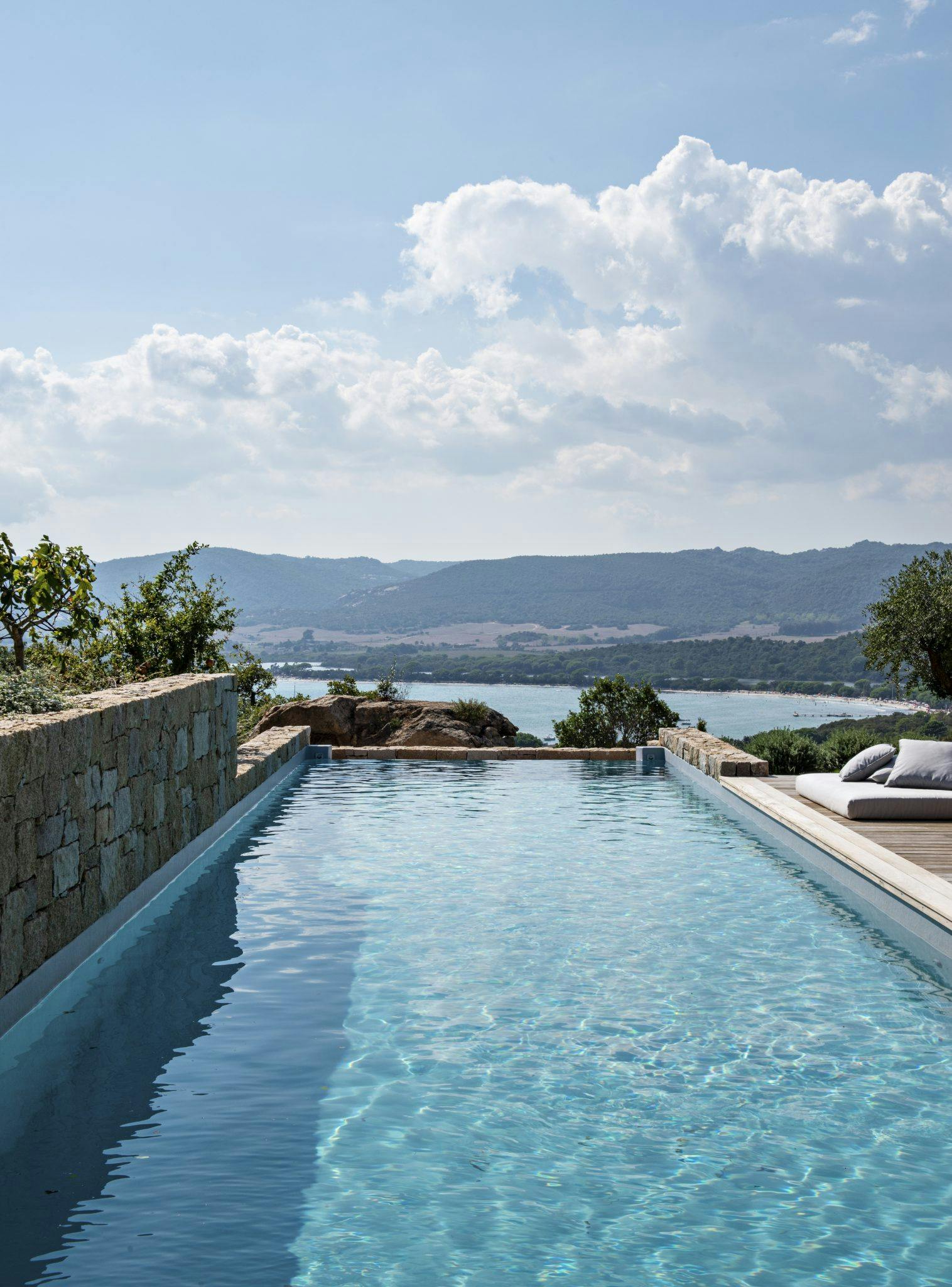 La magnifique piscine à débordement de la Villa Santa Giulia. 