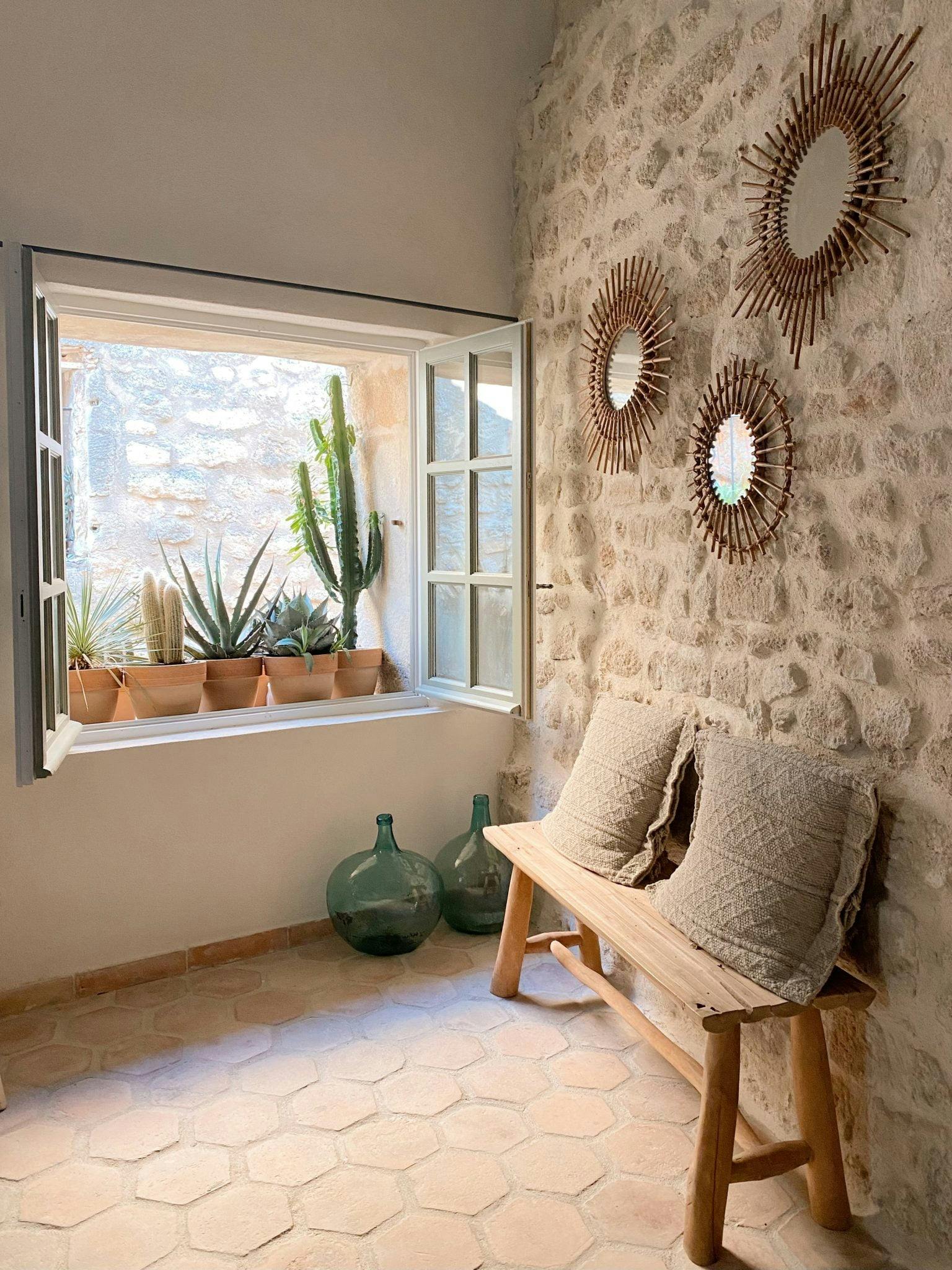 Rebord d'une fenêtre stylisée avec des cactus en pots
