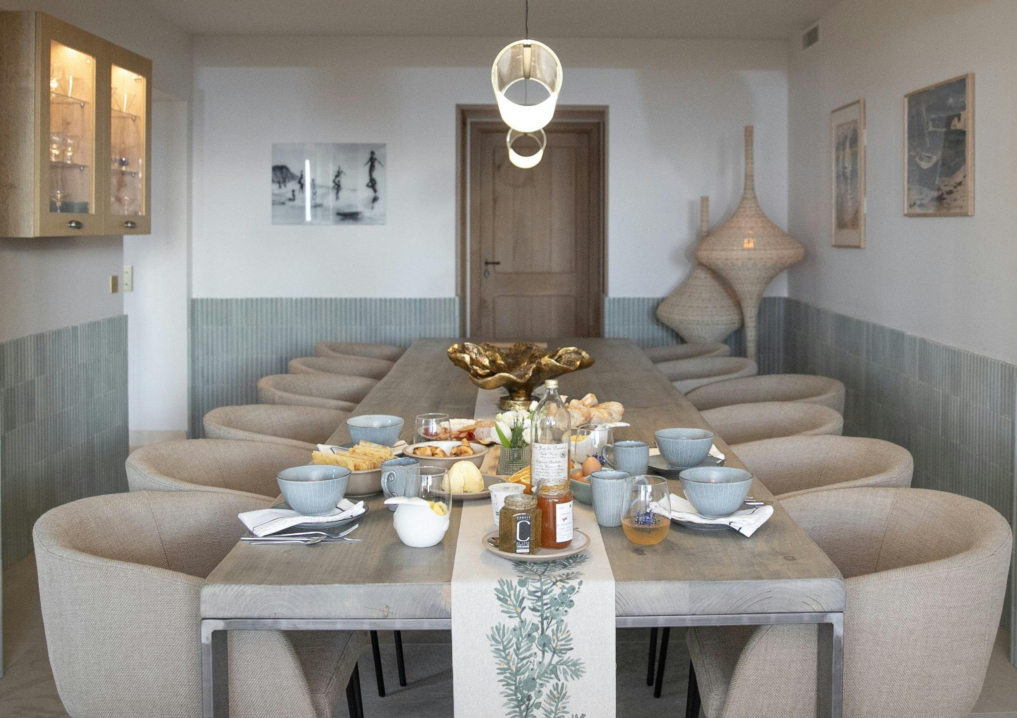 Table de salle à manger, décorée dans les tons bois et bleu