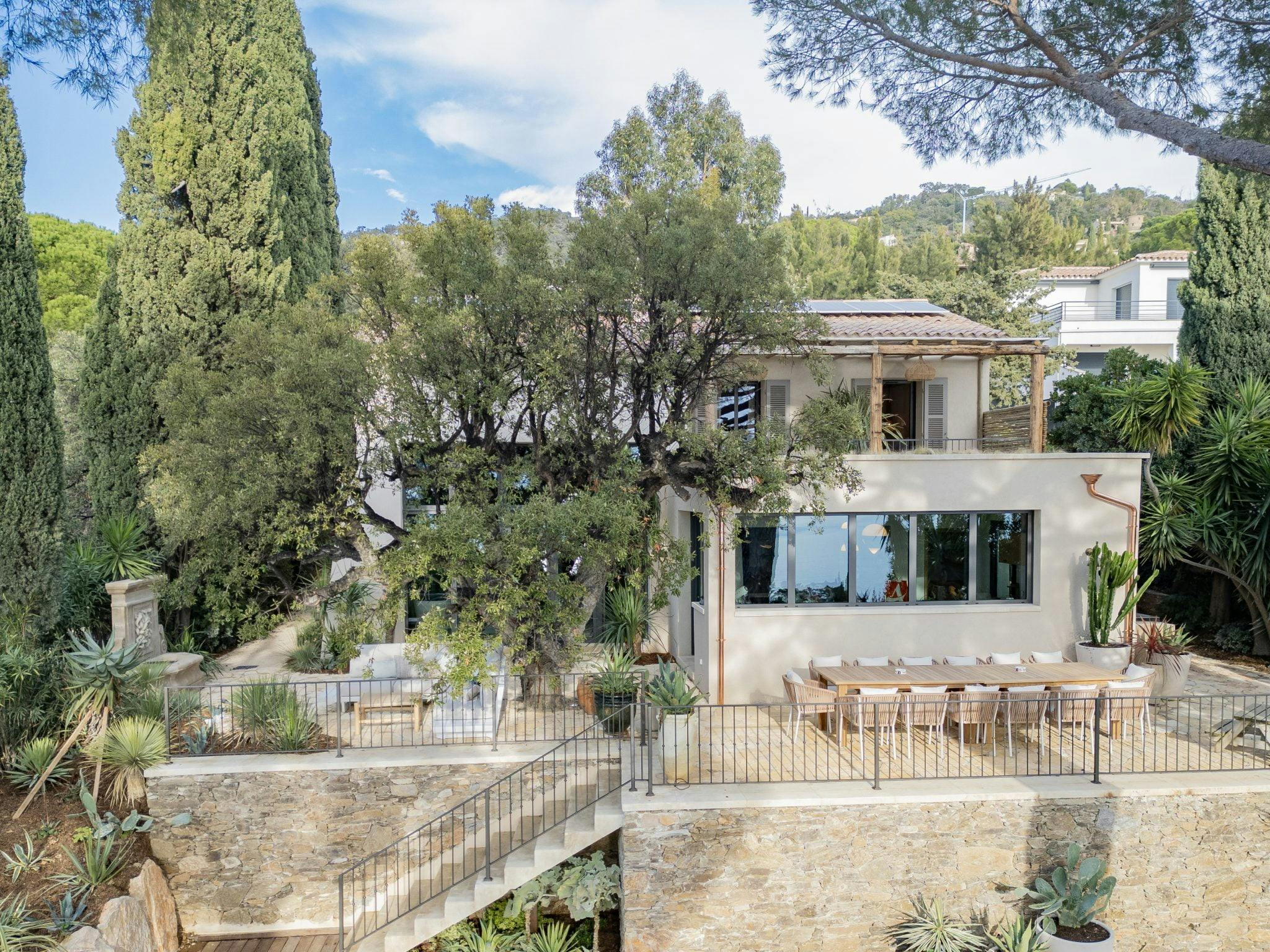 La maison style provençal contemporain avec ses escaliers et sa terrasse de plein pieds surplombant la piscine