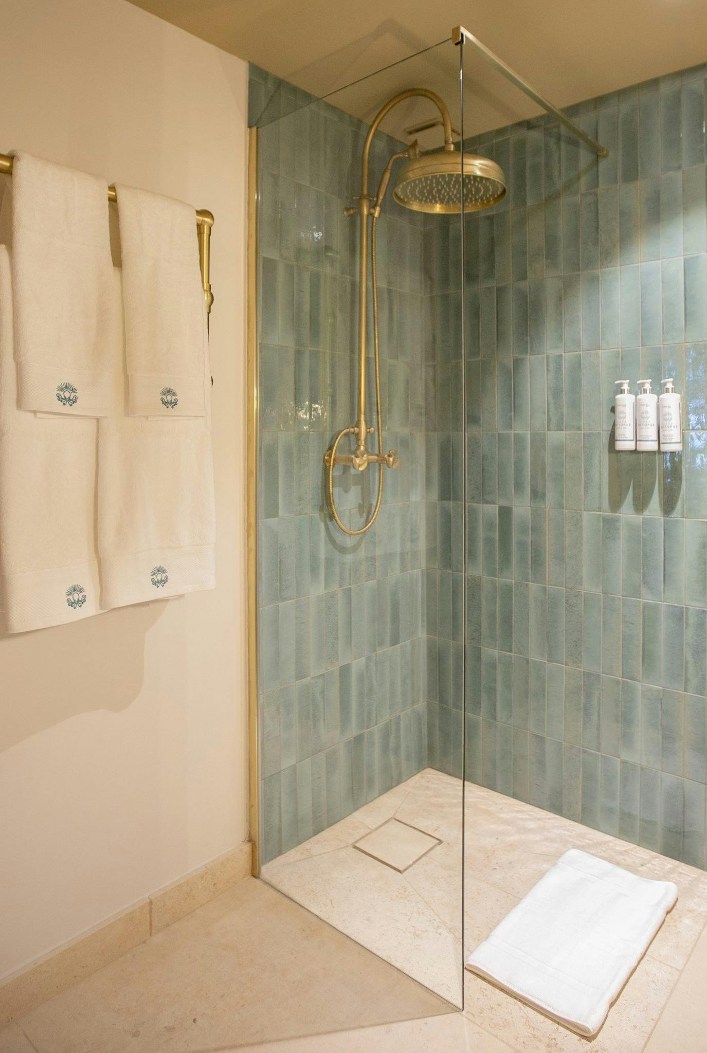 Shower decorated with green zelliges and gold elements