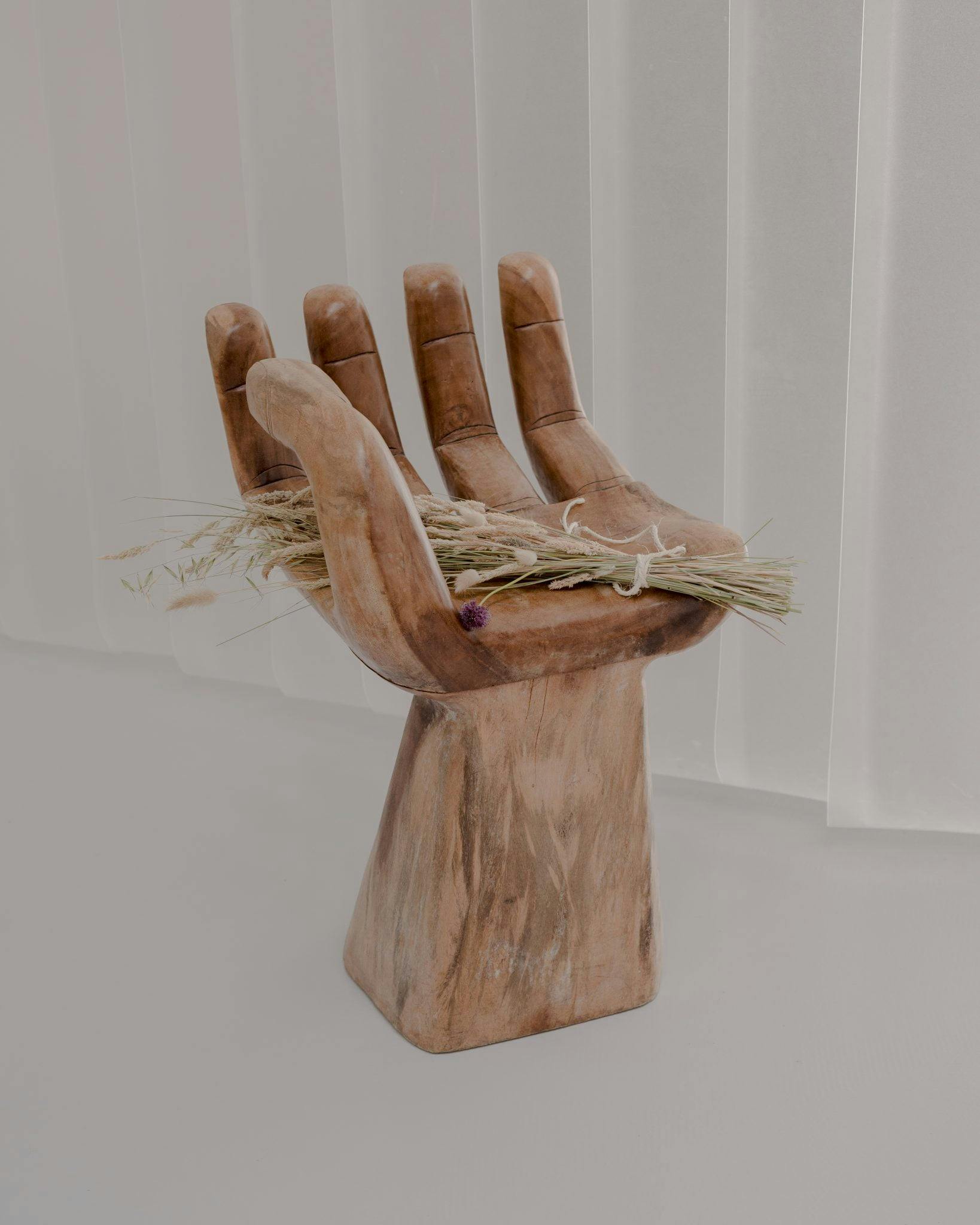 Sculpture main en bois