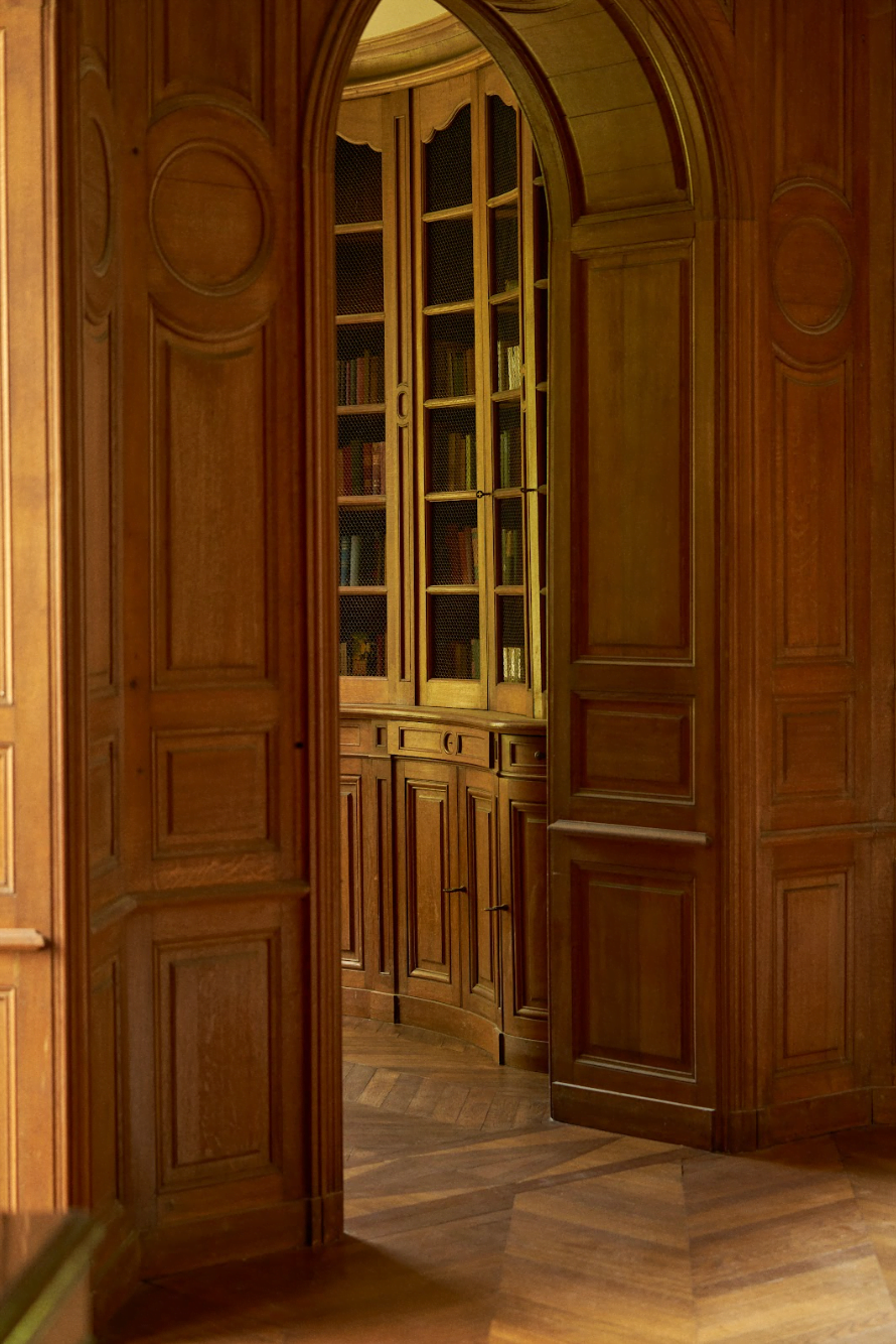 Detail of a wooden door and walls, parquet floor