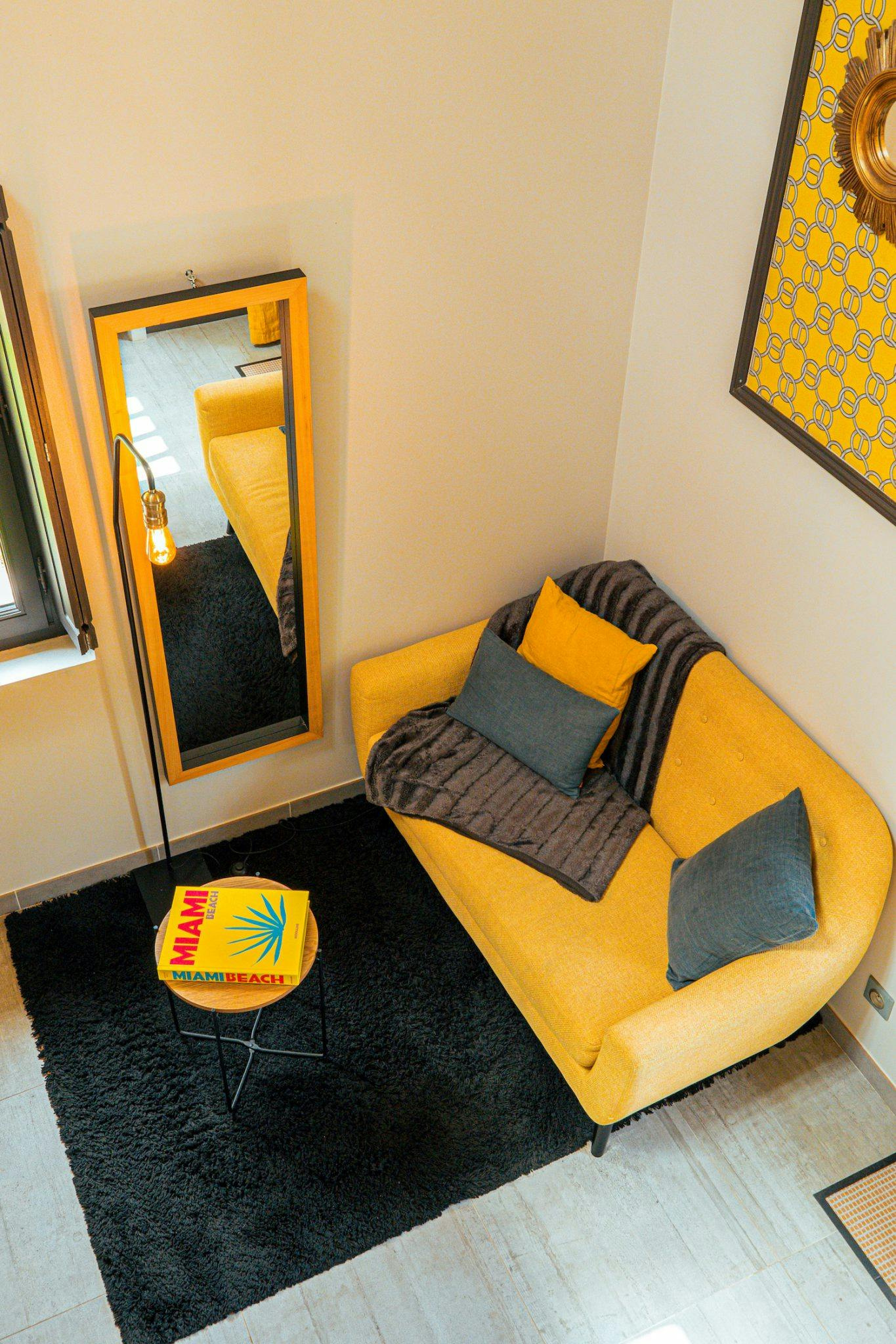 Petit salon moderne avec son canapé jaune