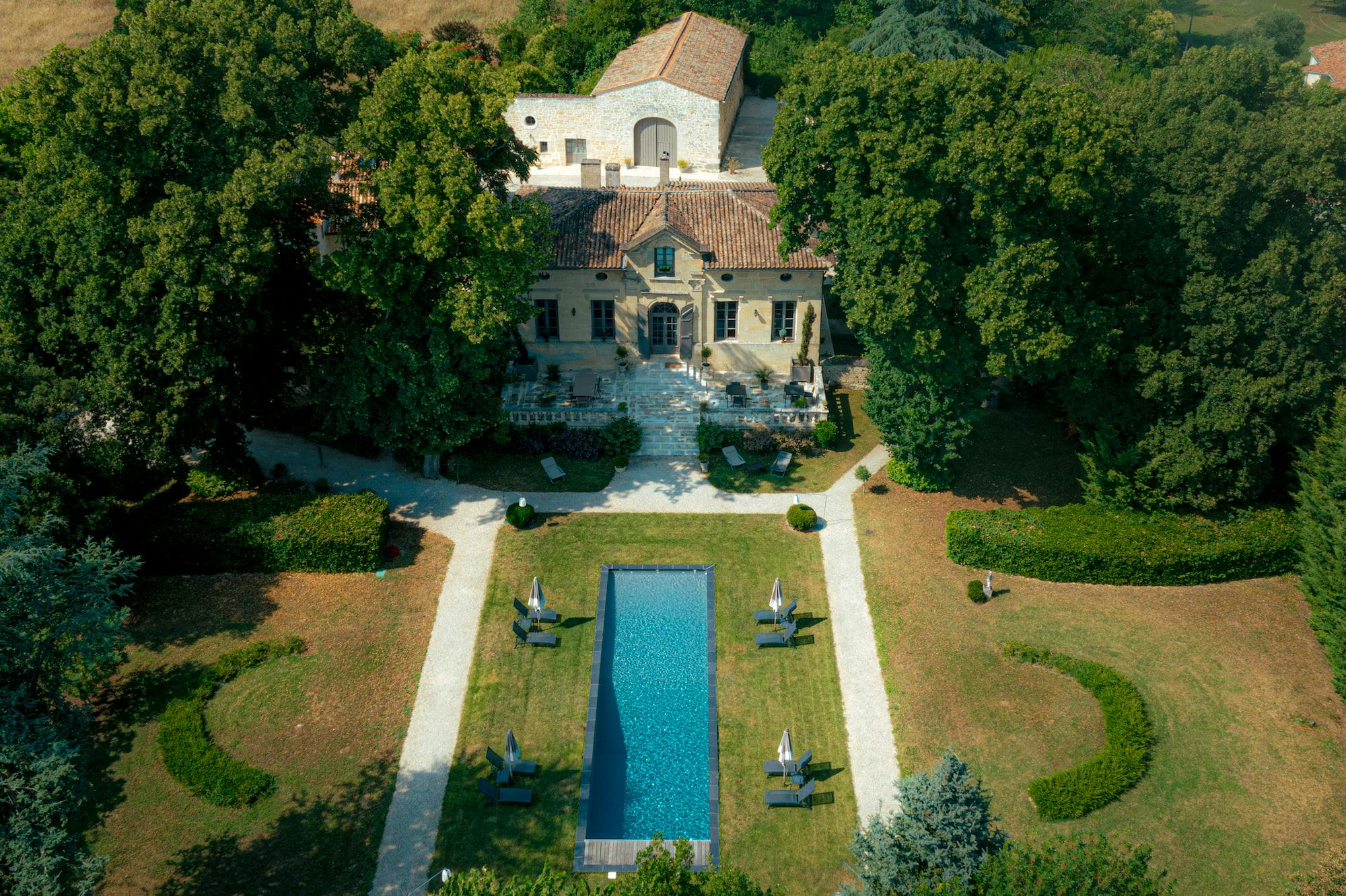 Vue aérienne du domaine du Clos Marcamps avec sa piscine, sa maison de maître et ses dépendances