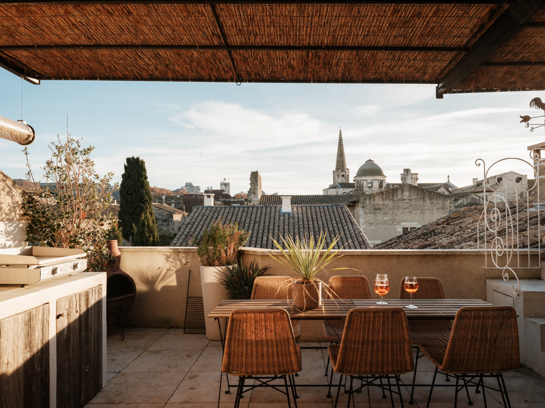 La terrasse de la Maison des Remparts : soleil et vue sur les toits de Saint-Rémy de Provence.