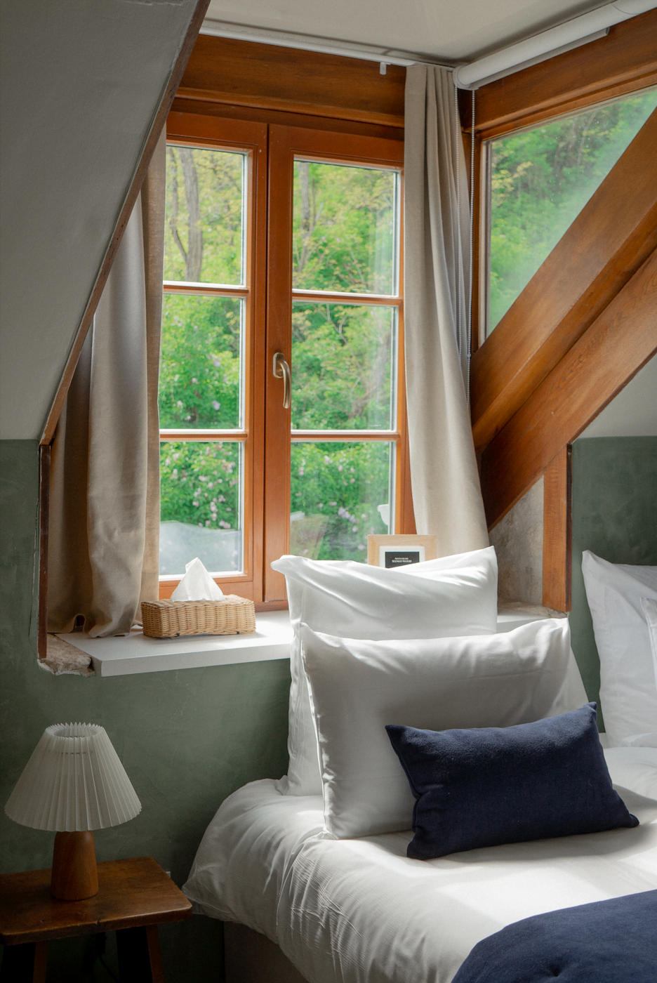 A gentle awakening in Bonsoirs bed linen, to the sound of birdsong.