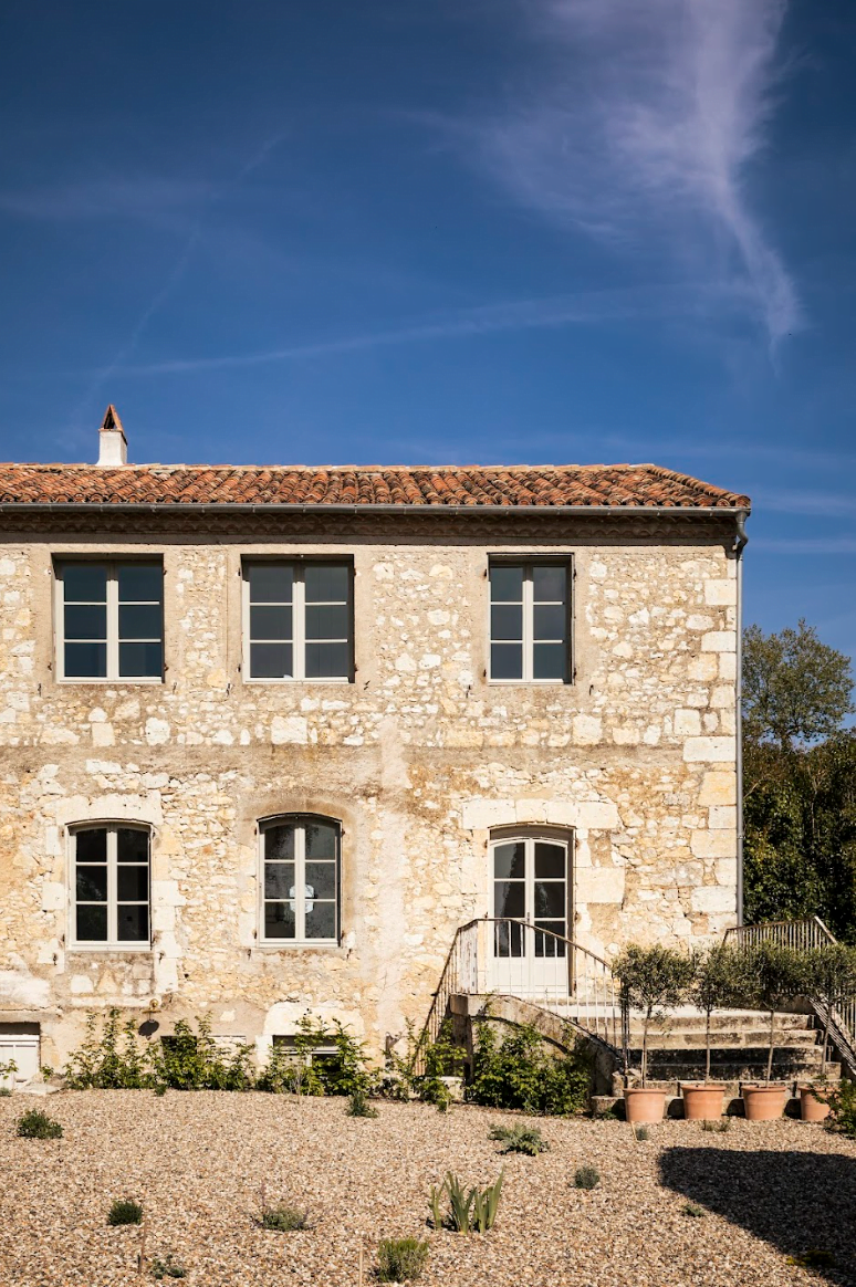 La façade de la maison de vacances en pierres typiques de la Gascogne. © Romain Ricard 