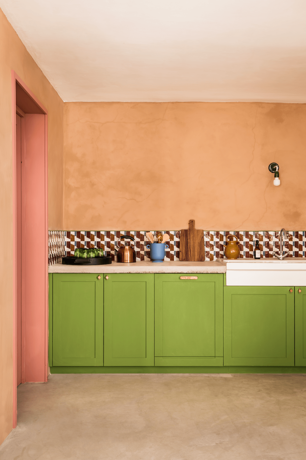 The kitchen where you could easily imagine Wes Anderson shooting his next film. © Romain Ricard