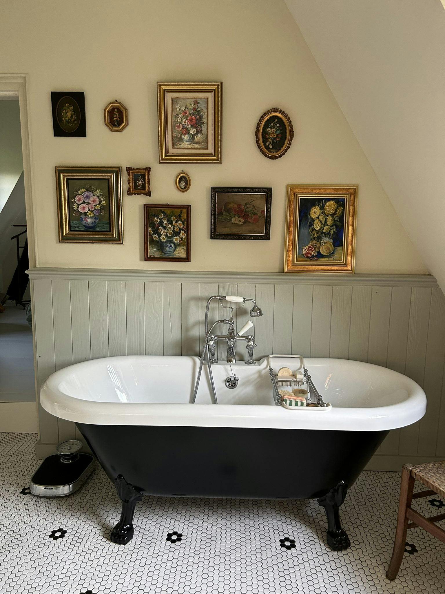 La baignoire vintage de la salle de bain