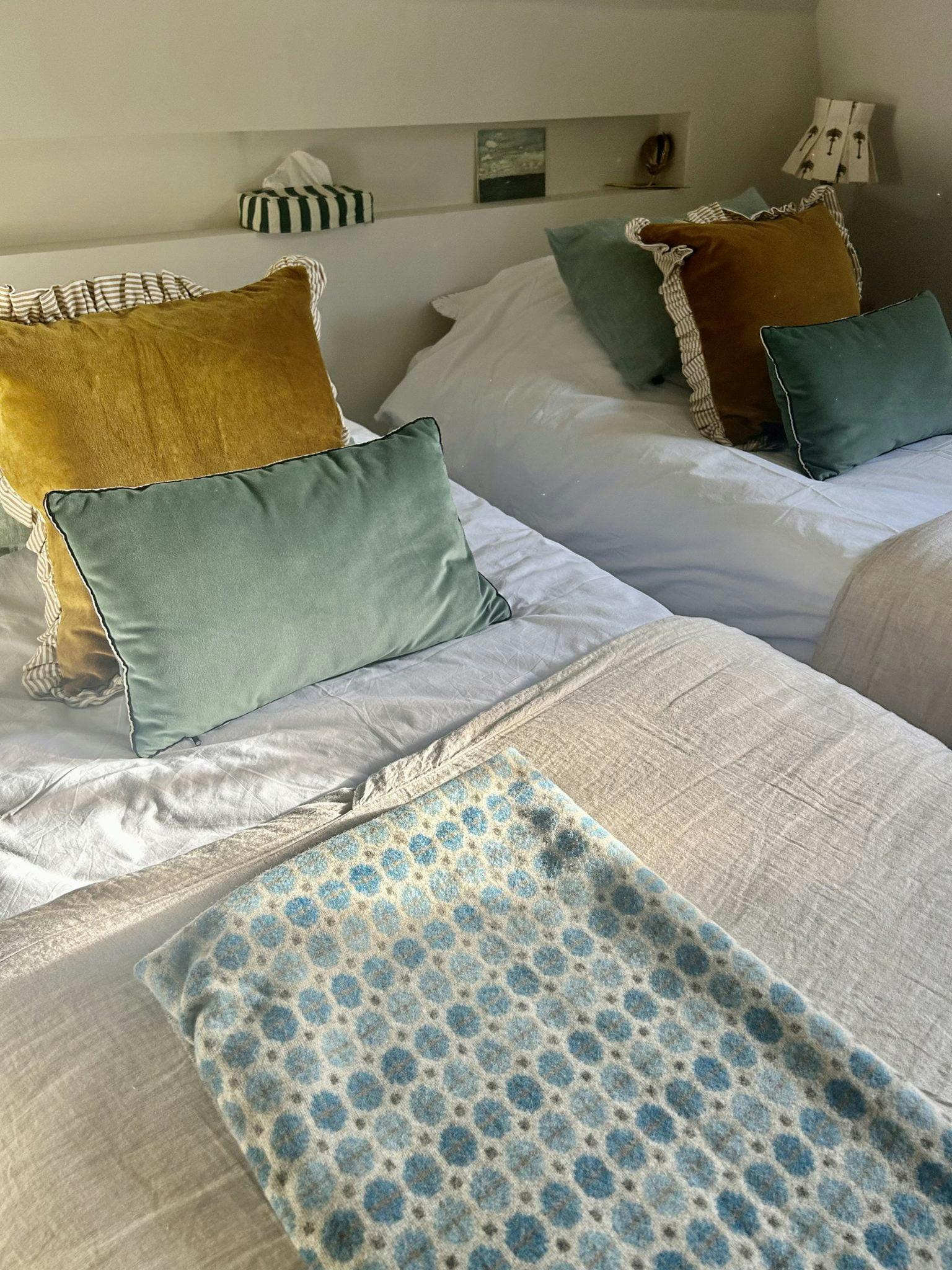 Le lit bleu et jaune de l'une des chambres