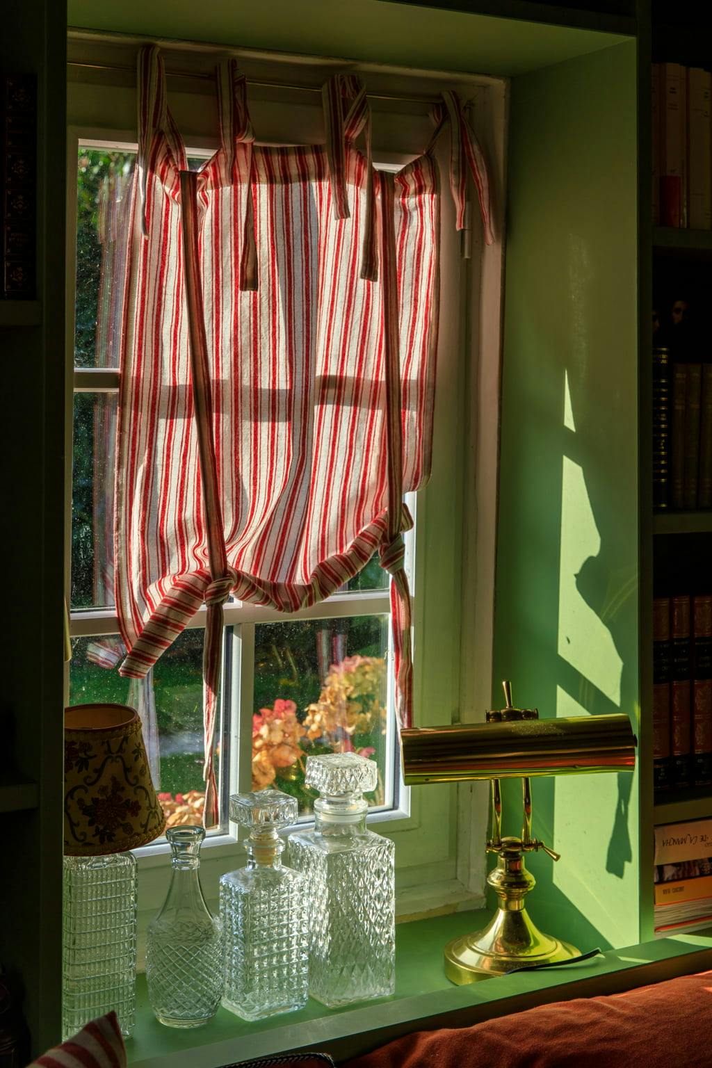Fenêtre, rideau à rayures rouges et blanches à La Roquerie en Normandie
