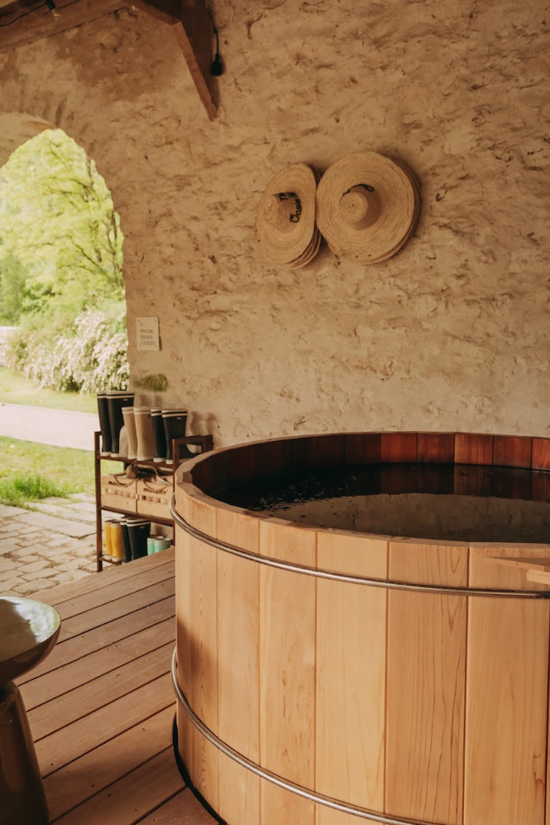 The wooden Nordic bath under the courtyard shelter