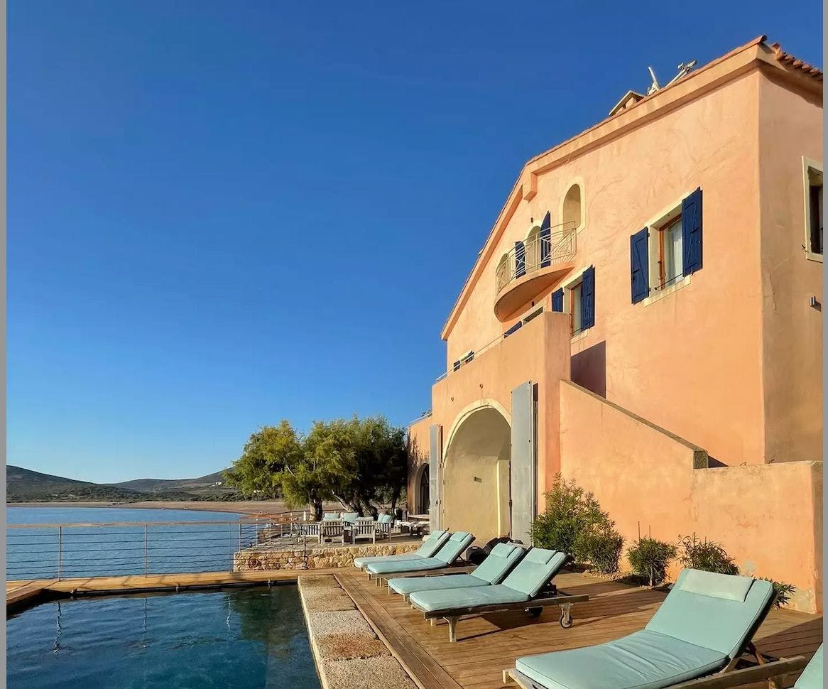 La piscine et les transats bleus sur la terrasse du Domaine d'Argentella