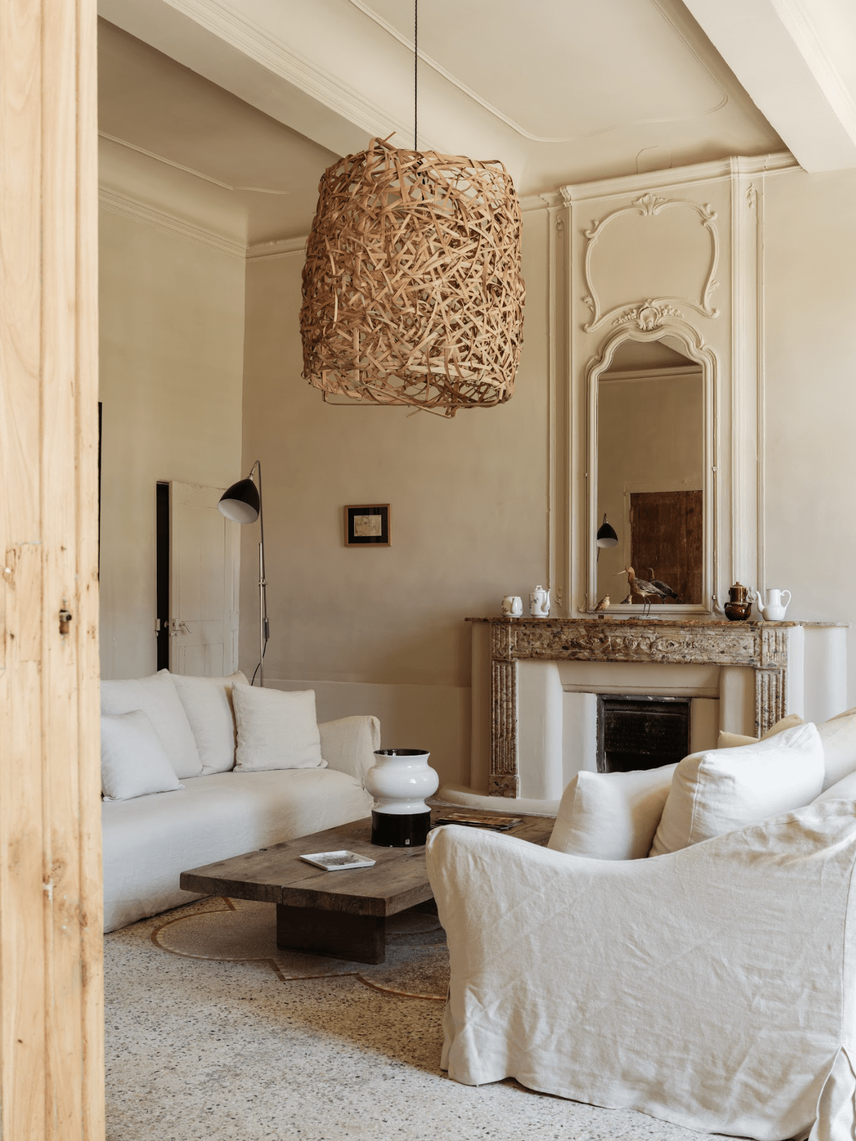 One of the three adjoining living rooms decorated with plasterwork. © Mark Elst