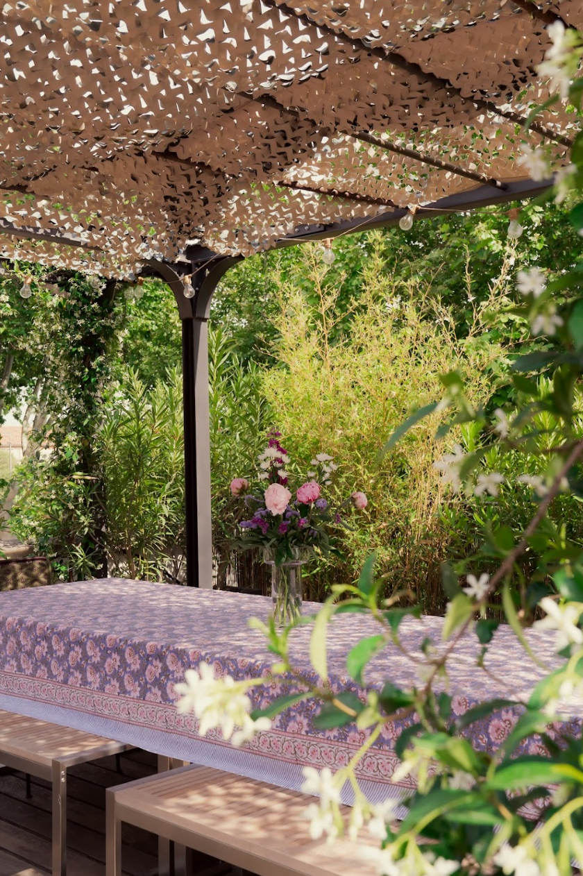 La terrasse avec pergola, table et plantes