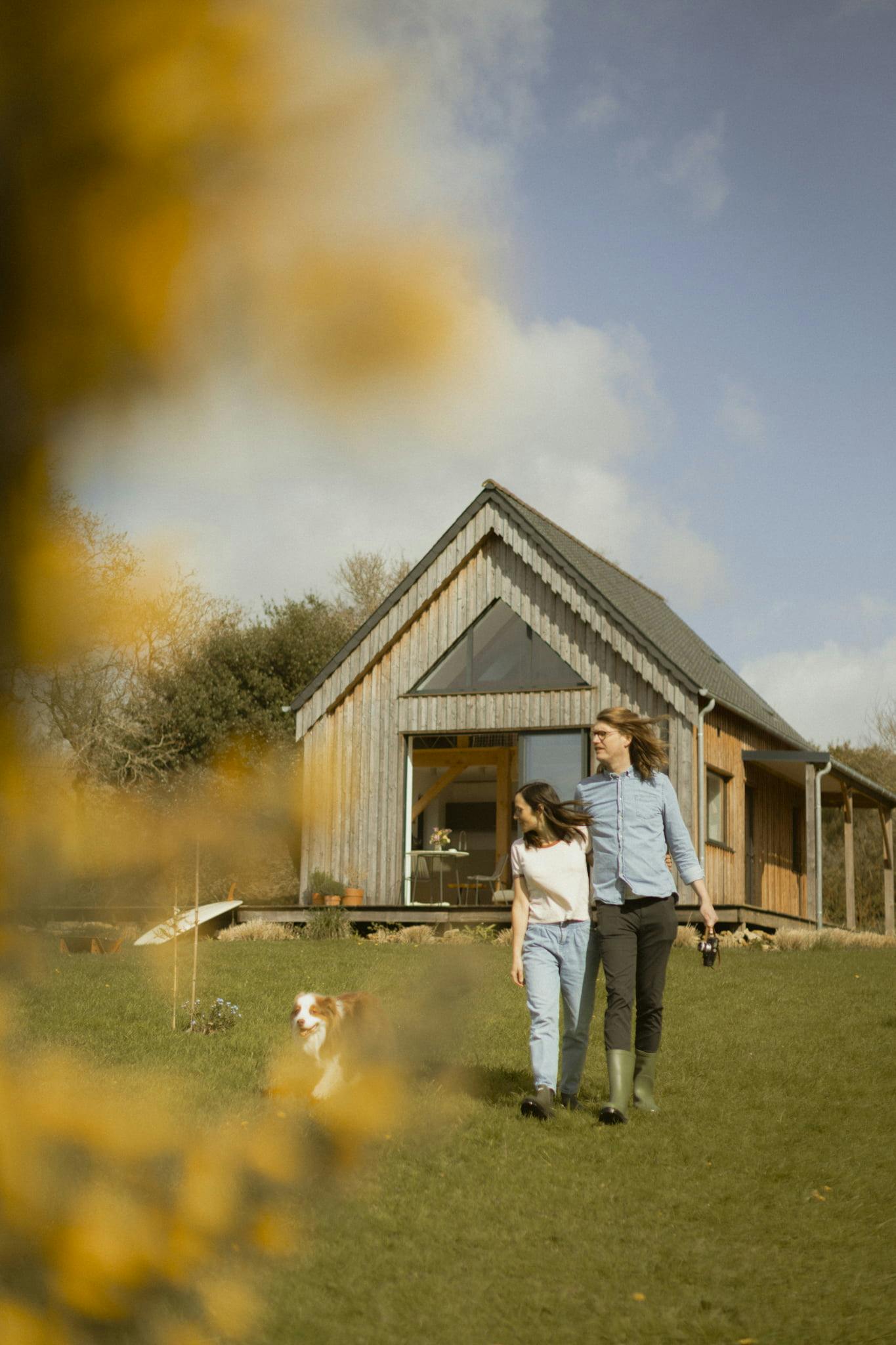 Yannick and Cloé strolling through the lawns of Douarenn. © Studio Payol