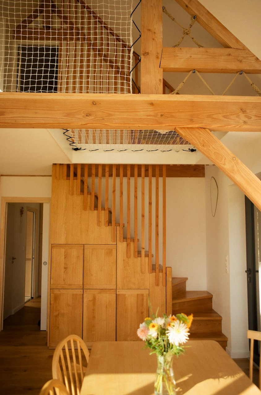 L'escalier-meuble de Douarenn pour ne pas perdre un millimètre carré d'espace. © Studio Payol