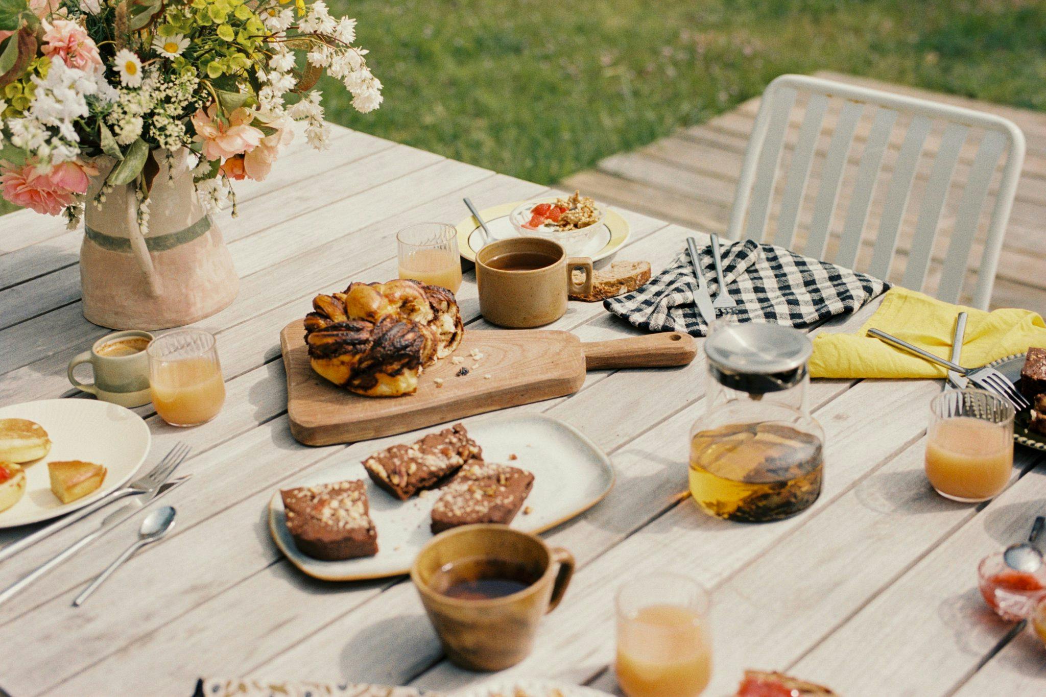 À la demande, Pauline prépare et apporte de fameux petits-déjeuners à ses convives. Au menu ? Gâteaux, brioche, confiture, pain frais, fruits de saison… © Marine Burucoa