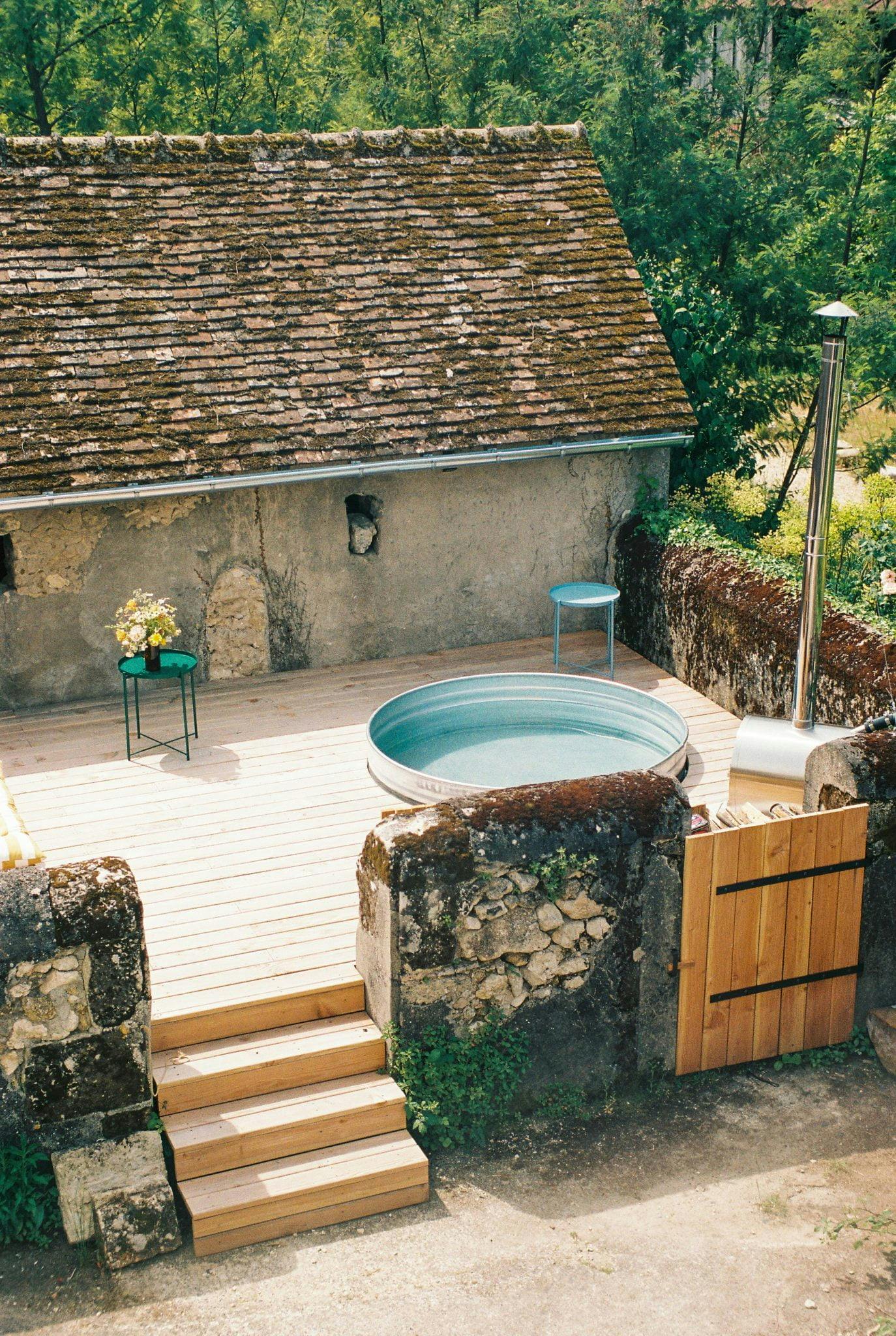 La banquette-fenêtre où se réfugier en attendant que le bain nordique soit bien chaud. © Marine Burucoa