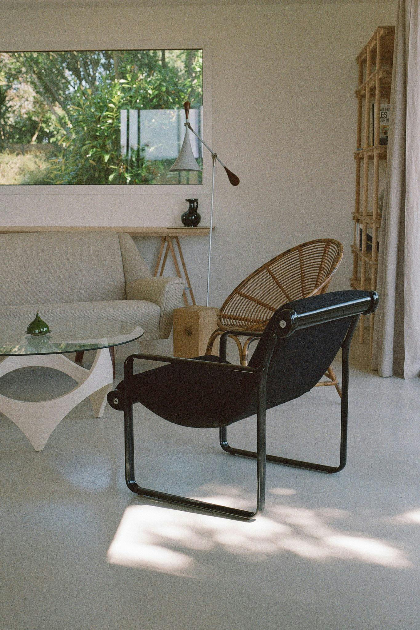 The black Knoll armchair where one can spend the end of the day near the stove. © Élodie Villalon