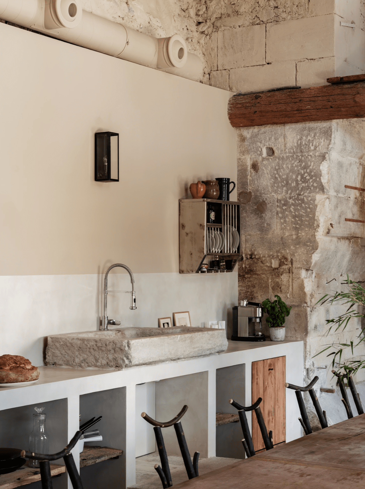 Cuisine : évier, table en bois, chaises