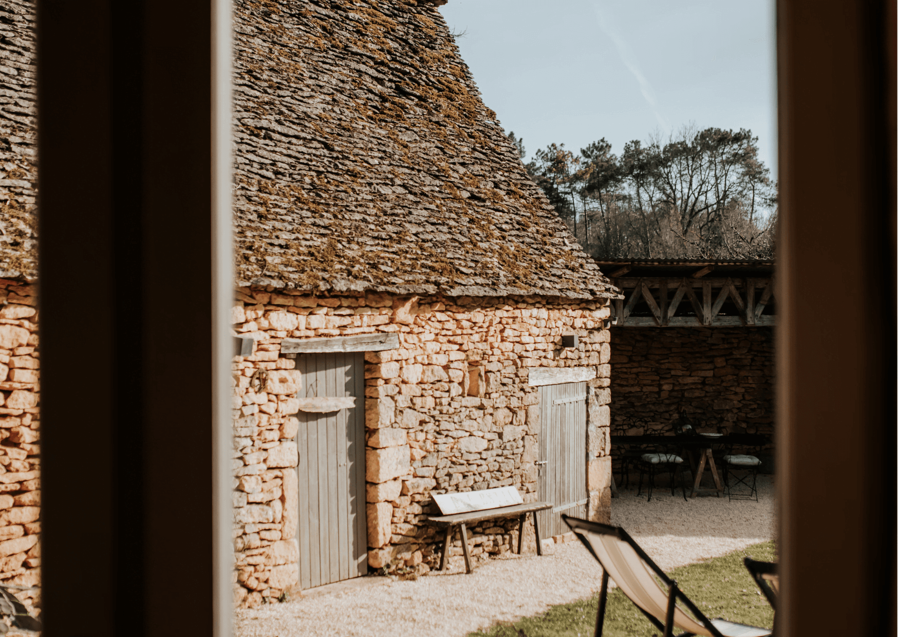 Façade de la petite maison en pierre, volets verts clairs