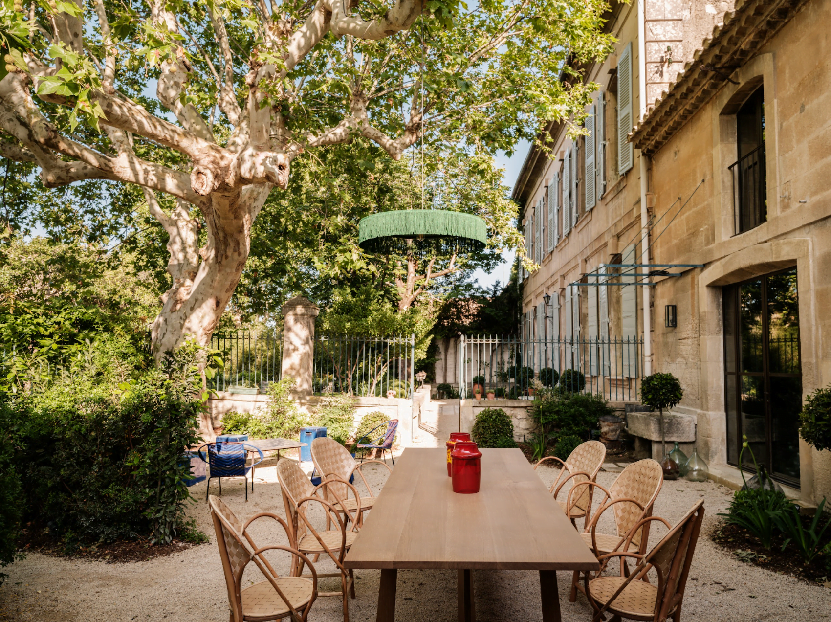 Terrasse : table en bois, chaises, arbres