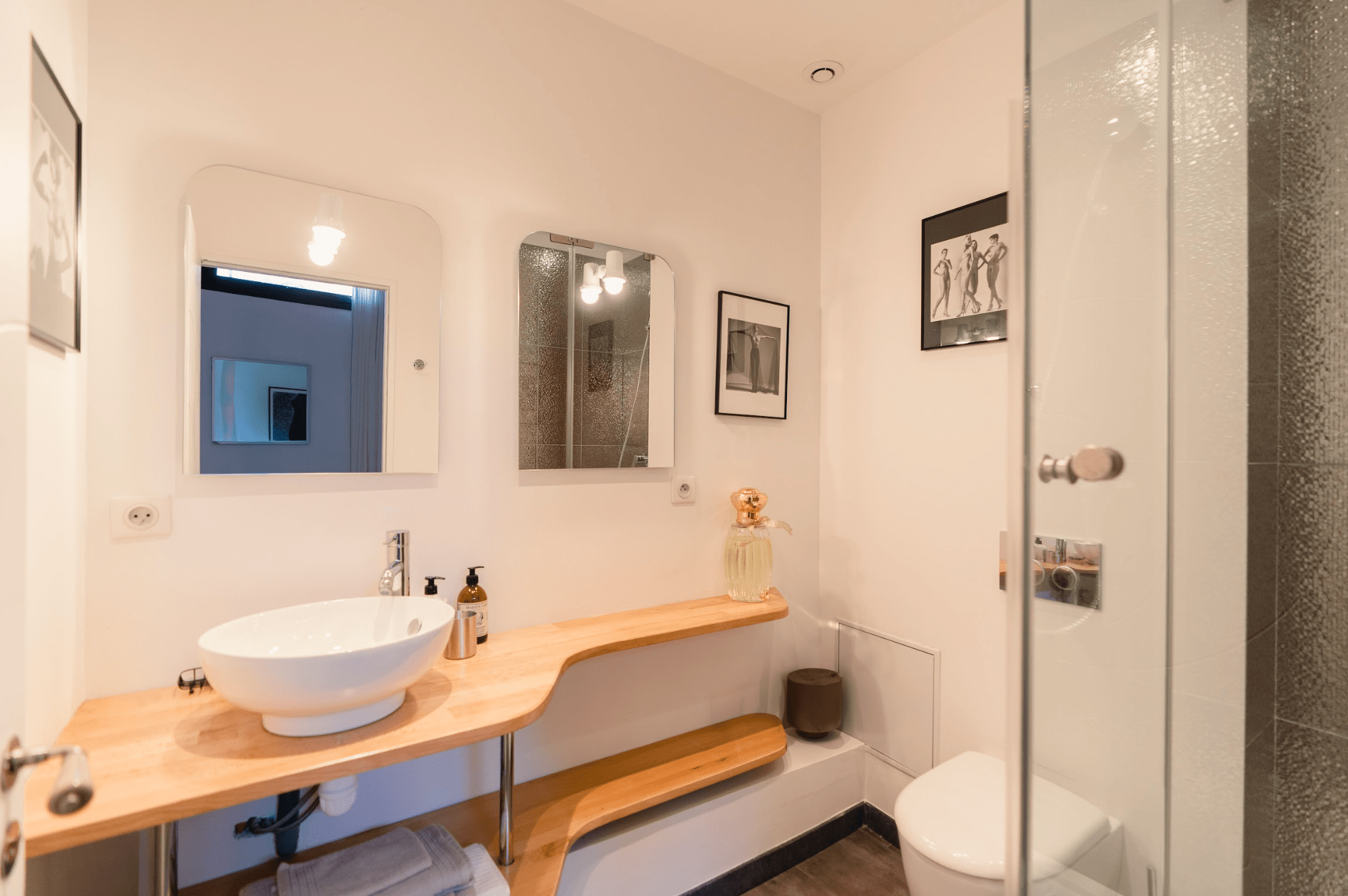 Salle de bain : douche, lavabo, miroirs